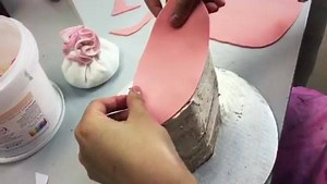 Get an exclusive behind the scenes look on how to make a handbag cake! Complete Deelite | Satin Ice