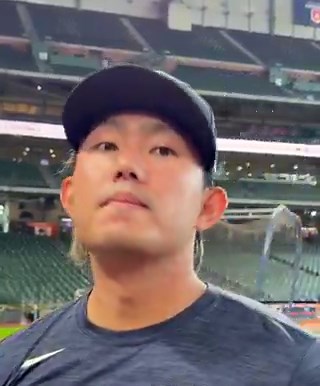 今井達也、練習後にインタビュー↓・マウンドで投げるのはいつになるか「それは俺も知りたい」・右腕の状態について「全体的に出力というか、チェックで力が入りづらい部分があったし、実際試合でシアトルで投げていても握力がなくてボールが抜けちゃうなという感覚が試合中にあった」・他の日本人選手から何か助言をもらった？「いや、友達あんまりいないんで（笑）」