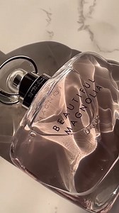 Osa sognare Beautiful Magnolia ☁️ Un mix inebriante con note lussureggianti di magnolia e lavanda, cremosa ambra e muschio luminoso. ✨ Sicura, sensuale e romantica ✨ #Fragrance #BeautifulMagnolia #esteelauderitalia | Estée Lauder Italia Market | Facebook