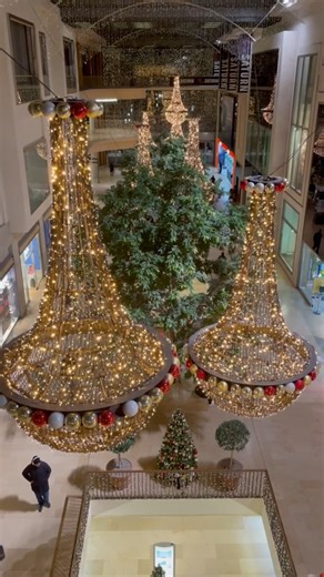 Funkelnde Lichter, glitzernde Tannenbäume... ✨🎄 Unser Boulevard Berlin erstrahlt wieder im festlichen Glanz und lädt euch zum Shoppen in weihnachtlicher Atmosphäre ein. 🤗 Wir freuen uns auf euren Besuch! 💙 | Boulevard Berlin
