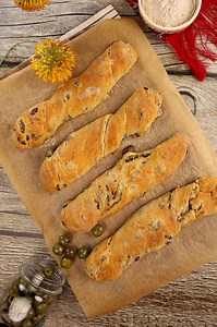 Baghete cu măsline 🥖 Crocante la exterior, moi, pufoase si pline de măsline aromate la interior. 🫒Ingrediente: *450g faina *50g faina integrala *375 g apa *30g ulei măsline *12g drojdie *9g sare *250g măsline #Paine #baghetecrocante #baghetecumasline #baghete #painedecasa #retetapaine | Kitchen Affair