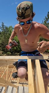 Hombre se queda con los testículos atrapados entre tablas al construir una plataforma
