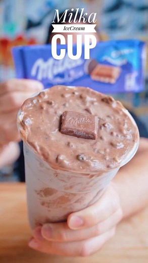 Nico Norena on Instagram: "MILKA OREO SHELL ICE CREAM CUP 😍 Would you take a bite? 🤤 #succulentbite Ingredients: • 2 cups heavy whipping cream • 1 can sweetened condensed milk • 1 tbsp vanilla extract • 1 24oz plastic cup (or a couple smaller ones) • 12oz Milka Oreo chocolate (melted) Preparation: • Whisk heavy cream, condensed milk and vanilla extract until thickened (about 5 minutes at high speed) • Line your cup with melted chocolate and let it cool • Add your ice cream mix and carefully to