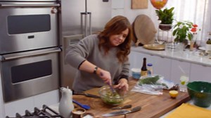 Olvídate de las ensaladas verdes y sin sabor ¡Esto te dejará con ganas de pedir otra porción! Ahora, en una de las recetas más extrañas y deliciosas de su carrera, esta chef se las ingenia para preparar un acompañamiento con carne de res y salsa especial que te dejará sin palabras ¡Dale play y descubre de qué se trata! 👨‍🍳🥙⚠️😮 #RecetasEn30Minutos Disfruta el contenido de Discovery en MAX. Suscríbete ahora: <https://dub.sh/MAX-FoodNetworkLA> | Food Network Latinoamérica