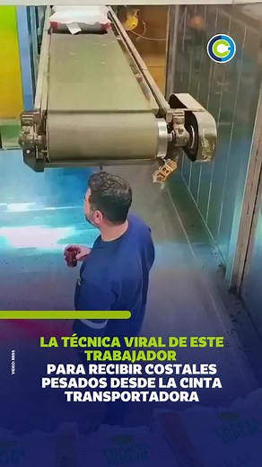 Cámaras de vigilancia documentan la técnica de traslado de materiales en una fábrica. En las imágenes se observa a un operador maniobrando costales pesados sobre el hombro mientras consume una bebida durante su labor. #Noticia #Fabrica #Viral