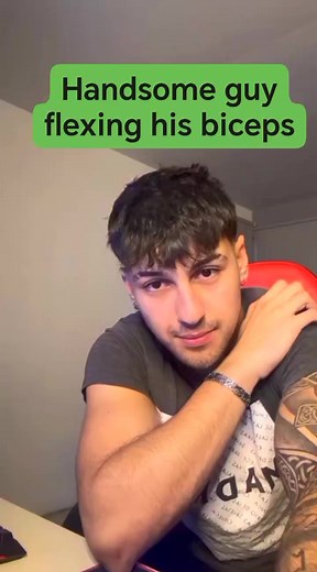 Handsome guy flexing his biceps. 💪😍❤️ Wow! #biceps #viralpost2025 #communitysupport #cute #personalstory #handsome | Rual Noroso
