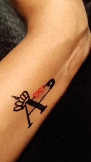 A Letter Alphabet Simple Pen Tattoo Design on Hand Simple an Creative DIY tattoos, and hand-drawn concepts. Whether you're into quick, minimal designs or more detailed body art, these creative tattoo inspirations will help you express your artistic side. Perfect for anyone looking to experiment with ink and design, this reel offers fresh ideas for both temporary and permanent tattoos, helping you stand out with bold, unique styles. Content Creator, Tech (tattoo), tips, Personal Growth, Brand Bui