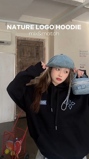 NATURE LOGO HOODIE 🛒Mua ngay sản phẩm tại: https://paradox.vn/products/ao-hoodie-paradox-nature-logo 📍 Khám phá trọn bộ sản phẩm trong BST tại: https://paradox.vn/collections/dong-ready-to-wear Chất liệu: nỉ bông Hình thêu xù xịn sò Màu sắc: đen Size: M / L /XL Khám phá ngay hoodie nhà Paradox với chất vải nỉ bông dày dặn, ấm áp kết hợp cùng thiết kế trẻ trung năng động. Đây sẽ là một trong những items bạn không thể bỏ lỡ trong mùa đông này ❄ _____ 🛍 Chính sách bảo hành và đổi trả - Đổi hàng/