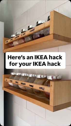 We know the internets obsessed with using these IKEA spice racks as nursery book shelves, but we really actually like them as…spice racks 😅 Grab a sharpie, write in all caps straight on the wood to label, and just turn the thing around when it gets old and scummy and needs a refresh!! Tap our bio link and go to IKEA HACKS to see what else we’ve got in store!! . . . #myikea #ikeahacks #smallspaceliving #nycapartment #smallspacedesign #ikeahack @ikeausa @ikea | La Casa Almodovar