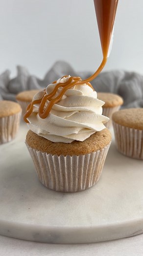 Maple Bacon Cupcakes! Recipe link in bio and on cakemehometonight.com! #maple #bacon #cupcakes #cupcake | Cake Me Home Tonight