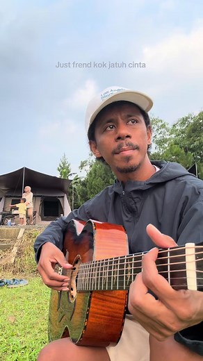 Itulah Kenapa Jatuh Cinta Dikatakan Jatuh - Raim Laode