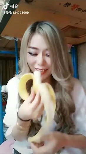 Hot girl eating banana - Viral Douyin(抖音)