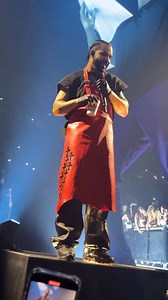 퐀퐮퐛퐫퐞퐲’퐬 퐈퐧퐭퐞퐫퐥퐮퐝퐞 鹿 | Drake performs “November 18th” as one of his special songs in Houston, TX | Instagram