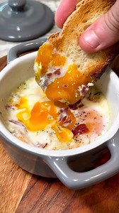 HUEVOS EN COCOTTE 🍳 Sumérgete en la exquisitez de la cocina francesa con esta receta. 𝙍𝙚𝙘𝙚𝙩𝙖 𝙙𝙚 @poesiadefogon, gracias por inspirarnos con esta joya gastronómica! ✨ 📑 𝙄𝙣𝙜𝙧𝙚𝙙𝙞𝙚𝙣𝙩𝙚𝙨: 1-2 huevos 1 cucharada sopera de nata para cocinar 2 lonchas de jamón serrano 20 g de queso roquefort Sal y pimienta al gusto Mantequilla para engrasar la cocotte 🥣 𝙋𝙧𝙚𝙥𝙖𝙧𝙖𝙘𝙞ó𝙣: 1. Engrasar la cocotte, cocotera o cazuelita con tapa. 2. Cascar los huevos (con cuidado de que no se rompa