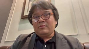 Caesium-137 มีจุดเดือด ค่อนข้างต่ำ671 °C (1,240 °F) และระเหยได้ง่ายเมื่อปล่อยออกมาอย่างกะทันหันที่อุณหภูมิสูง เช่น ในกรณีของอุบัติเหตุนิวเคลียร์เชอร์โนปิลและการระเบิดของ ปรมาณู และสามารถเดินทางในอากาศได้เป็นระยะทางไกลมาก หลังจากสะสมบนดินในรูปของสารกัมมันตภาพรังสีแล้ว สารกัมมันตภาพรังสีจะเคลื่อนที่และแพร่กระจายได้ง่ายในสิ่งแวดล้อม เนื่องจากสารประกอบทางเคมีที่พบมากที่สุดของซีเซียมซึ่งเป็นเกลือ สามารถละลายน้ำได้สูง อธิบายระหว่างรอขึ้นเครื่องกลับกรุงเทพ : คลิป￼ | Weerachai Phutdhawong