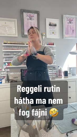 Reggeli torna 🤣 #műkörmösvagyok #műköröm #körmös #torna #rutin #foryou #foryoupage #tiktok #facebook #reggel #szőkenő #blonde #nails #nailsnailsnails #poén #vicc #humor | Szalay Alexandra