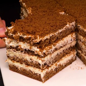 105K views · 955 reactions | ٚ˙⋆泥☃️.˚ ❆ Prăjitură Medovik   ✨ Stratificată, cu foi fragede de miere și cremă delicată | Rețete Delicioase | Facebook