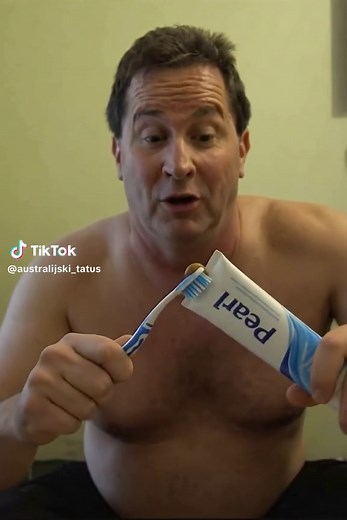 Tomek Perła reklamuje nową pastę do zębów Pearl. Efekt jej działania jest kontretny! #tompearl #pearltok #tomaszperla #toothcare #toothpaste