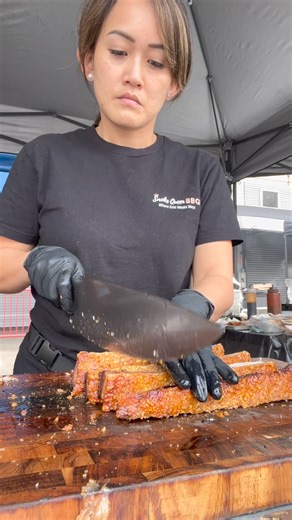 Listen to that CRUNCH! #dalstrong #bbqlovers #bbqlife #porkbelly #crispyporkbelly #pitmaster #bbqtime #meateaters #satisfyingsounds #satisfyingfood | Dalstrong