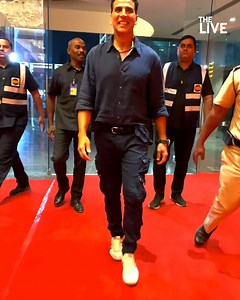 Akshay Kumar's charm never gets dim! He comes in with a huge smile at the Pro Kabaddi League. #AkshayKumar | The Live
