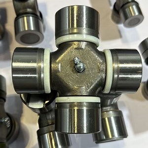 [Hot Item] OEM Quality Reliable Drive System Parts for Tractor Cross Axis Universal Joints