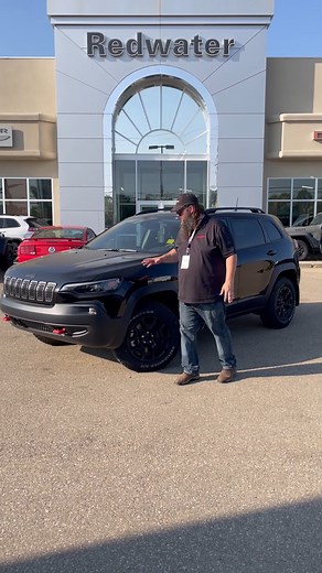 Don't miss out on this low kilometer Used 2022 Jeep Cherokee...