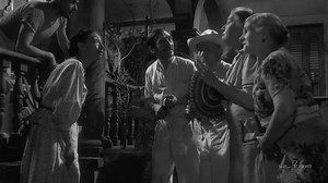 LA MUJER DEL PUERTO La mujer del puerto es una película mexicana estrenada en 1949, dirigida por Emilio Gómez Muriel y protagonizada por María Antonieta Pons y Víctor Junco. La película se basa en la novela Le Port escrita por el francés Guy de Maupassant, y es la segunda versión mexicana de la película homónima de 1934. Sinopsis La historia se desarrolla en el puerto de Veracruz. Carolina Méndez (María Antonieta Pons), una joven mujer, queda desvalida tras la muerte de su padre, Don Antonio (Ar