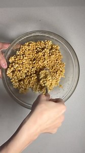 Si tienen ganas de algo dulce pueden preparar estos 🍫🍯 Bocaditos de pops de quinoa pops rellenos con dulce de leche y bañados en chocolate 🍫🍯. Quedaron demasiado ricos! ✔️ Ingredientes: 🔸 quínoa pops 🔸 mantequilla de maní 🔸 chocolate semiamargo 🔸 aceite de coco 🔸 dulce de leche repostero ✔️ Procedimiento: 👉 Mezclar los quinoa pops con la mantequilla de maní. 👉 Derretir el chocolate semiamargo con el aceite de coco. 👉 Tomar pirotines de silicona y rellenarlos: primero con los quinoa p