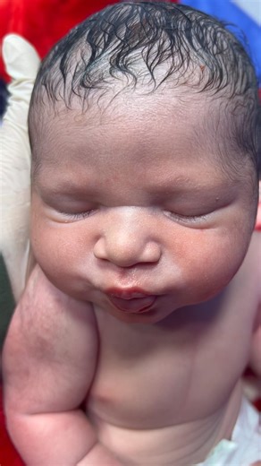 #babyfirstminutes Chubby with good Moro ready to lunch 👶👶