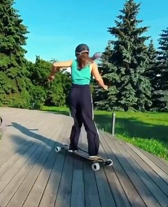 Bailando se vive mejor... y si es encima de un evolve mejor 🔥🤙🏾 • • • • • #electricskateboard #evolveskateboards#evolveriders #longboard #longboarding#electricskate #skate #evolveespaña #evolvespain#skategram #skateboard #skateboarding#rideordie #ridemore #yesitselectric #evolveespaña #evolvers #feelthediference #sienteladiferencia | Evolve Skateboards