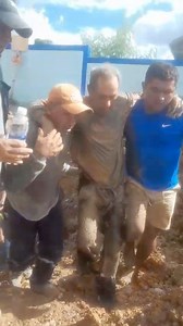 #Amazonas OBRERO QUEDA ATRAPADO EN DERRUMBE DE ZANJA Daniel Villalobos obrero de un proyecto de saneamiento en la ciudad de Bagua Grande terminó sepultado cuando realizaba su trabajo en el sector Esperanza Alta. El accidente laboral sucedió en el jr. Abraham Valdelomar, a la altura de la puerta de la I.E. Santiago Apóstol. Según la información preliminar, el trabajador realizaba labores de manera habitual cuando una de las paredes de la zanja, específicamente en la zona donde se construía un buz