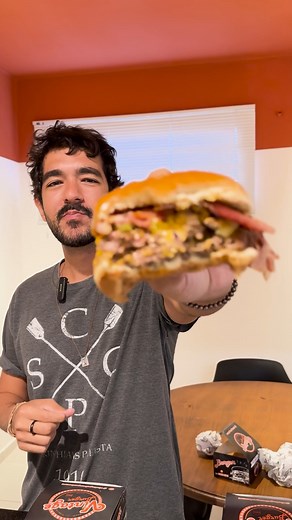 SMASH BURGER🍔 O Vintage Burger Bauru tem um cardápio focado nos smashes com receitas que vão das mais tradicionais a releituras e versões criadas pelos chefs da hamburgueria. Dentre smashes com 80g, carne dupla, especiais e clássicos, experimentamos: ▪️ Smash Original: picles, tomate cebola, molho especial e queijo. ▪️ El Nacho: 2 burgers, queijo, molho picante, geleia de pimenta e doritos. ▪️ Texas: burger 160g, onion rigs, barbecue, maionese, queijo, alface e tomate. ▪️ Classic: 2 burgers, ba