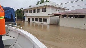 #AlertoCagayano | Patuloy ang pagsasagawa ng mga evacuation and monitoring activities ang Cagayan PDRRMO. Sa bidyo, partikular na sinuong ng pangkat ng PDRRMO Head Col. Atanacio Macalan ang Centro, Enrile, Cagayan upang magsagawa ng Disaster Operations. Ibayong pag-iingat at maagap na paglikas ang payo sa lahat ng Cagayano bilang paghahanda sa patuloy na tumaatas na lebel ng tubig sa ilog Cagayan. 📷Aaliya Tubanguil | Cagayan Provincial Information Office