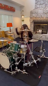 Um pouco da baterista Faith Powell (@faithsdrumming) quebrando tudo! Com apenas 18 anos, Faith é uma força indomável no palco, atualmente ela faz parte banda PLUSH. Faith está utilizando uma versão a personalizada do rack lateral e tubos curvos. | Gibraltar Hardware