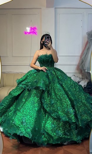 Stunning Emerald Green Longtrail Debut Ballgown