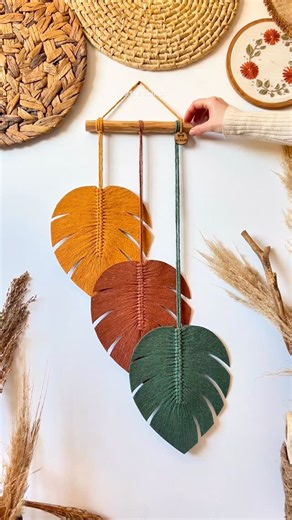 Art Meraki Decor | Decoração em Macramê por Rafaela Schramm | Trio Costela de Adão 🍂💛 Pedido da querida Layza ✨ Disponível para encomenda! Medidas: 30x70 aprox Valor: 180,00 Feito em galho tratado... | Instagram