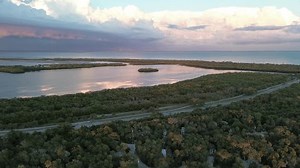 une belle grenade aérienne au-dessus de : vidéo de stock (100 % libre de droit) 1104719885 | Shutterstock
