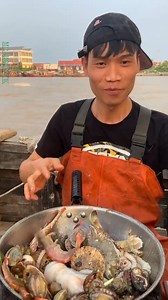 Amazing Chinese Fisherman Cooking and Eating Fresh Seafood | KingMukbang Video