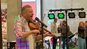 Hard to beat a proper Country classic 🤠 Which country song gets you singing or feet tapping everytime? 🎶 | Ritchie Remo