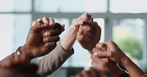 Держась за руки, молясь и группа: стоковое видео (без лицензионных платежей), 3836640931 | Shutterstock