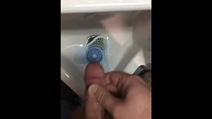 Geiler haariger Trucker masturbiert in Truck-Stop-Urinal