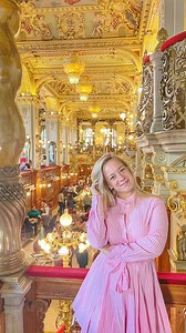 Have you heard of the most beautiful cafe in the world!? It’s The New York Cafe in Budapest! 🇭🇺 At turn of the 20th century the New York Café (New York Kávéház) was the most beautiful and the most beloved coffee house in Budapest. It was a popular place among writers and editors, in fact, the most influential newspapers were edited here, upstairs in the gallery. Definitely 💯 a must when visiting Budapest!! ❤️🌎✈️ #budapest #hungary #thechicatravelista #travel #europe #eurotrip #travelagent #r