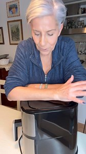 Friggitrice ad aria per friggere? Assolutamente no. Si frigge solo per immersione in un liquido grasso profondo ad alta temperatura. Per il resto sono solo cotture ad aria ad alte temperature | A Tavola da Daniela