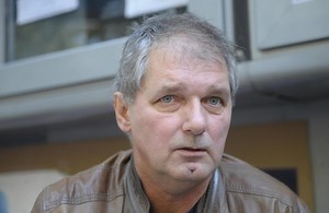 UBILI SU GA KREDIT ZA STAN I POZORIŠTE: Manda bi slavio 61. rođendan, a ispovest njegovog BRATA i SUPRUGE teraju suze na oči