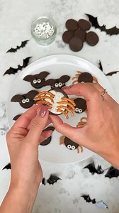 The easiest little Oreo bats and spiders for a cute Halloween treat 🎃 All you’ll need is oreos, icing, eye decorations and pretzels. #Halloweentreat #halloween #halloweencookies #halloweenfood #mumhack | Emily Norris