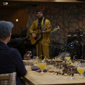 Simon Kvamm sidder klar for bordenden i Toppen af poppen og bliver overrasket af en gylden gæst. 😎🎵 | TV 2