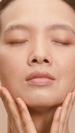 Divina Immortelle, este tratamiento antiedad global está enriquecido con extracto de Siempreviva orgánica de Córcega, una alternativa natural al Retinol.​  Esta crema ayuda a combatir los 7 signos visibles del envejecimiento:​ ​- Arrugas - Firmeza​ - Densidad​ - Tono​ - Textura​ - Falta de luminosidad​ - Manchas de la edad | L'OCCITANE en Provence - Honduras | Facebook