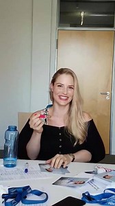 Wie jetzt? Mirka Pigulla unterschreibt Autogrammkarten für Sanam Afrashteh? Das ist ja skandalös! Da könnte ja jeder kommen! Tilman Pörzgen zum Beispiel! 😂😂😂 Dieses. Video. Müsst. Ihr. Sehen! | In aller Freundschaft - Die jungen Ärzte