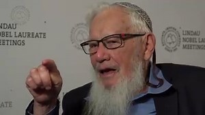 Nobel Laureate Robert J. Aumann vividly explains mechanism design design using marionettes in the Lindauer Marionettenoper. #LiNoEcon | Lindau Nobel Laureate Meetings