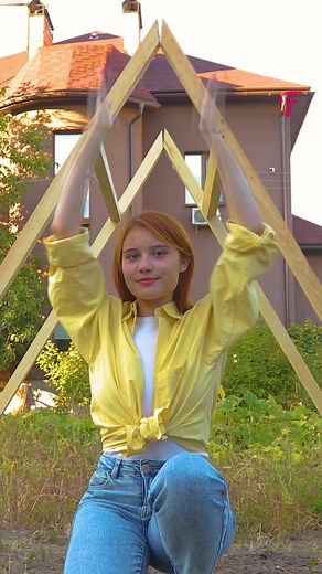 11K views · 27 reactions | Fioriera verticale da esterno fai da te per trovare un posto a tutti i fiori #FabiosaDIY #Fabiosa #giardinoverticale #fiorieraverticale #progettofaidatenelcortile #Fiorierafaidate #Decorazionefloreale | Fabiosa Italia | Facebook